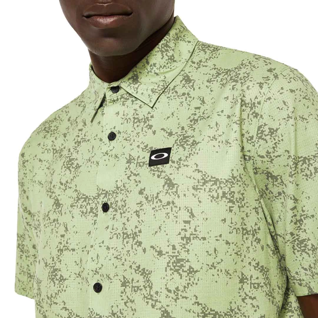 Oakley - Men's Sand Camo Woven Short Sleeve Shirt (FOA404369 9VN)